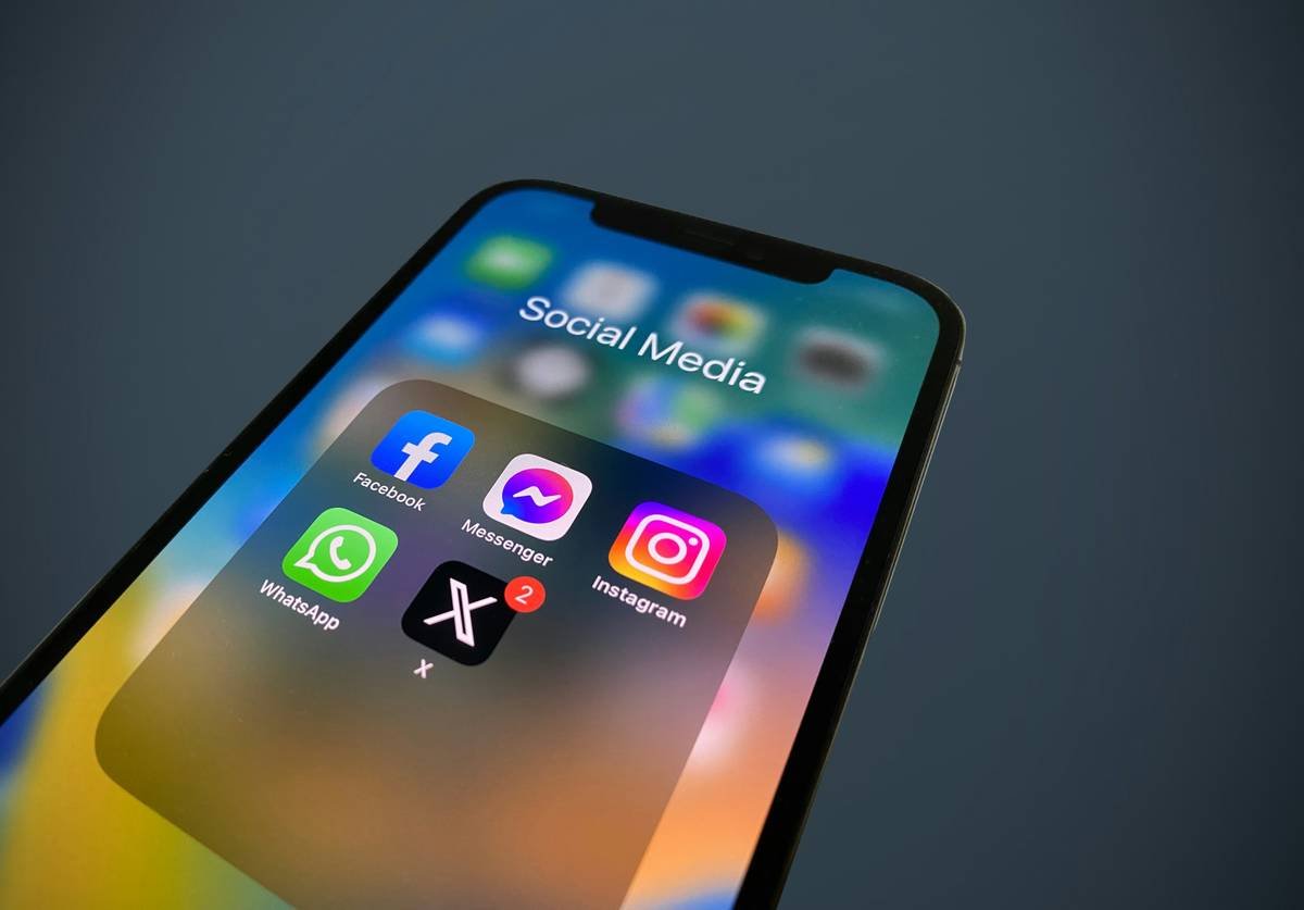 Bar chart showing decline in average engagement rates across platforms from 2022 to 2024, with Instagram at 0.47%, Facebook at 0.12%, and TikTok at 4.2%. Source: Rival IQ 2024 Social Media Benchmark Report.