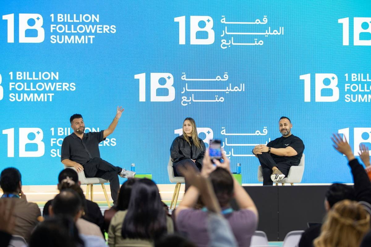 Conference session titled “Building a Billion-Dollar Personal Brand,” featuring Carlos Gil and industry experts discussing how to define positioning, build trust, and monetize influence beyond social media platforms.