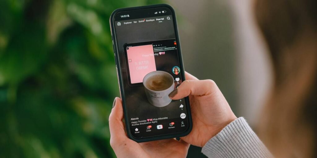 Vidéo Pour Toi TikTok sur téléphone avec main qui tient.