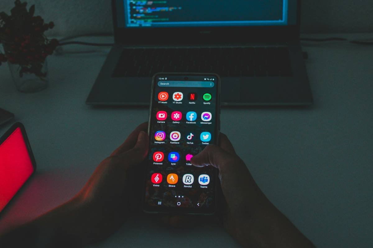 Bar chart showing engagement rates by platform in 2024: Instagram Reels 6.2%, TikTok 5.8%, Facebook Posts 0.8%, Twitter/X 0.3%. Source: Hootsuite Digital 2024.