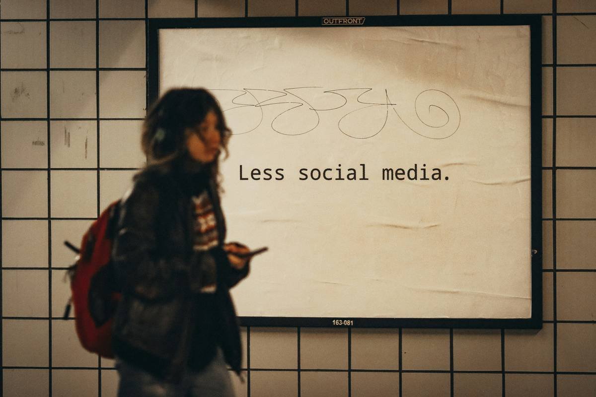 visual comparison of social media management advantages and disadvantages across team sizes