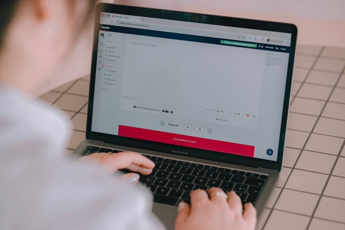 Tableau de bord Swello sur la programmation de publication sur un ordinateur avec des mains.